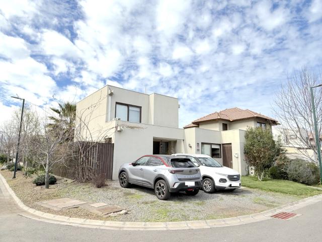 Casa 3 dormitorios, 118 m2 útiles, Santa Elena