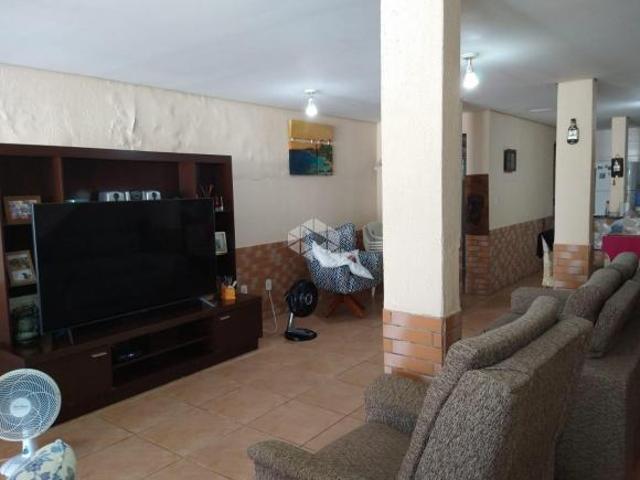 Casa 3 dormitórios, 1 suite, 1 vagas, edícula com churrasqueira e piscina. Bairro Guarujá