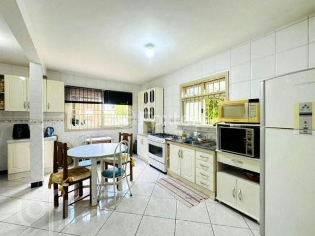 Casa, 3 dormitórios, 221.21 m², em Centro