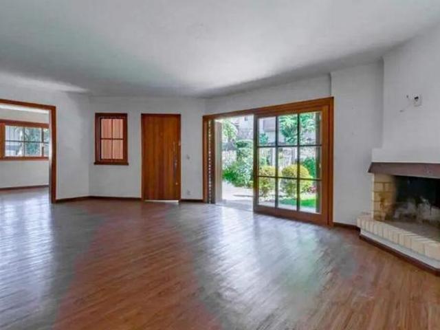 CASA À VENDA COM 3 QUARTOS PERTO DO CENTRO