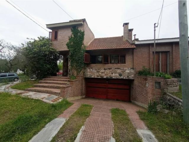 CASA 3 DORMITORIOS COCHERA DOBLE PILETA QUINTAS DE ARGÜELLO