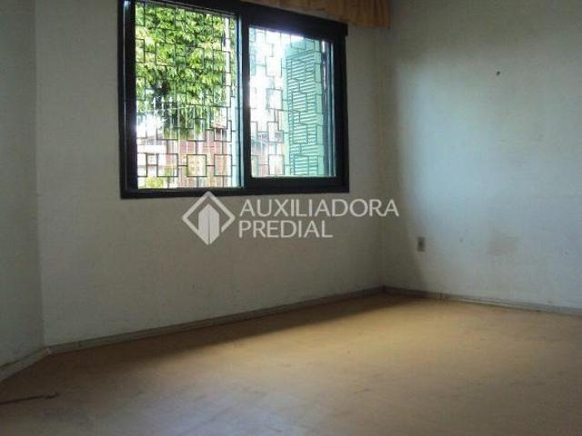 Casa 3 dormitórios com pátio na Vila Ipiranga próximo ao Iguatermi