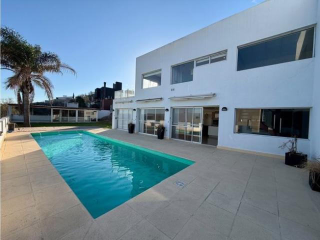Casa 3 dormitorios Con Pileta y cochera