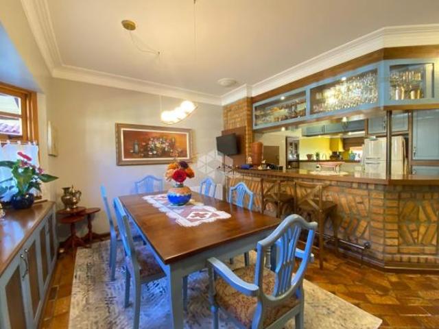 Casa 3 dormitórios, geminada,2 vagas, no Planalto, Gramado