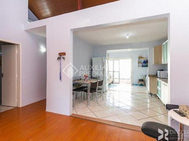 LINDA CASA DE 3 DORMITÓRIOS E BOM PÁTIO