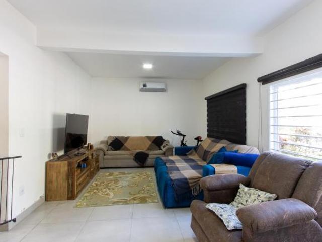 Casa 3 Dormitórios no Bairro Tristeza com 2 Vagas de Garagem