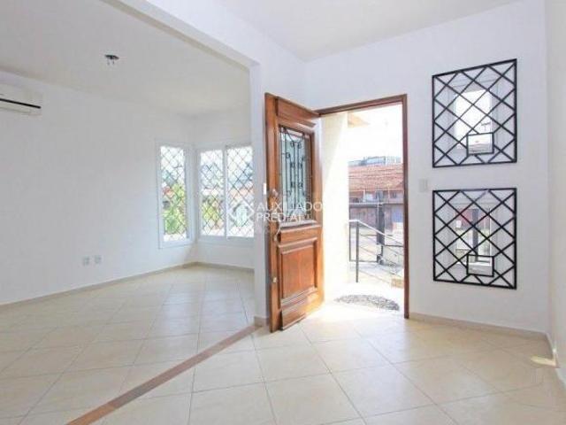 Casa, 3 dormitórios sendo 1 suíte, vagas para 7 carros, bairro Teresópolis