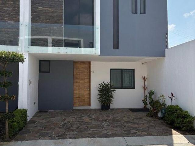 Casa 3 niveles Tonala