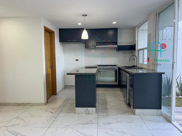 Casa 3 niveles con jardín, 3 recámaras, sala TV, family room