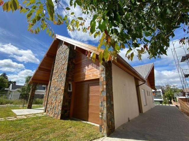 Casa 3 suítes, lavabo, 221m² privativos, em loteamento novo, no bairro Carniel em Gramado