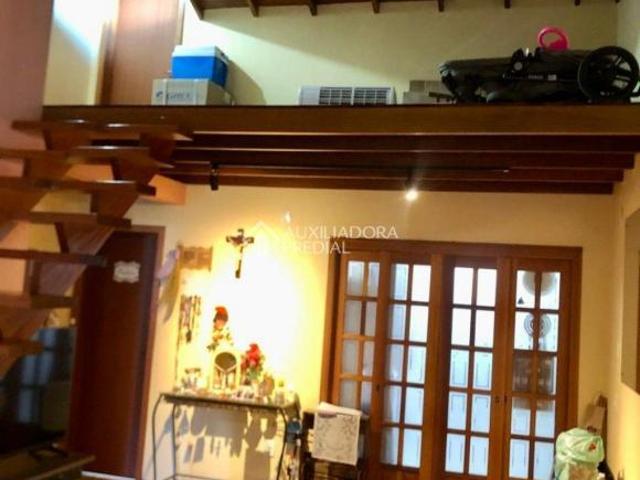Casa 3 quartos, 2 banheiros e garagem para 2 carros no bairro Petrópolis em Novo Hamburgo