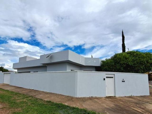 CASA 3 QUARTOS, 2 SUÍTES, CONFORTÁVEL, DESIGN MODERNO, EXCELENTE ESTADO