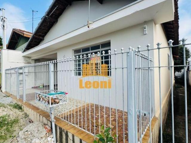 Casa 3 quartos com sala de jantar/cozinha além de um grande terreno