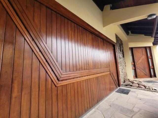 CASA 3 QUARTOS COM SUITE C/BANHEIRA DE HIDRO, PISCINA E GARAGEM PARA 2 CARROS