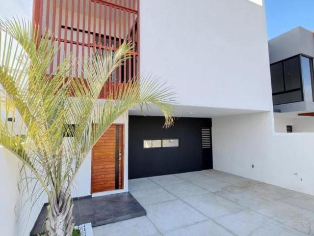 Casa 3 recámaras con jardín | Roof Garden y Jacuzzi | Lomas de la Rioja