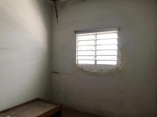 Casa 450m2,4 quartos, 1 suite, dependência completa empregada, espaço pra 5 veículos, bem localizada