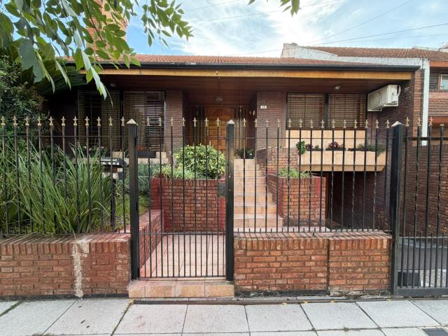 Casa 4 Ambientes Con Pileta En Castelar Cod6802