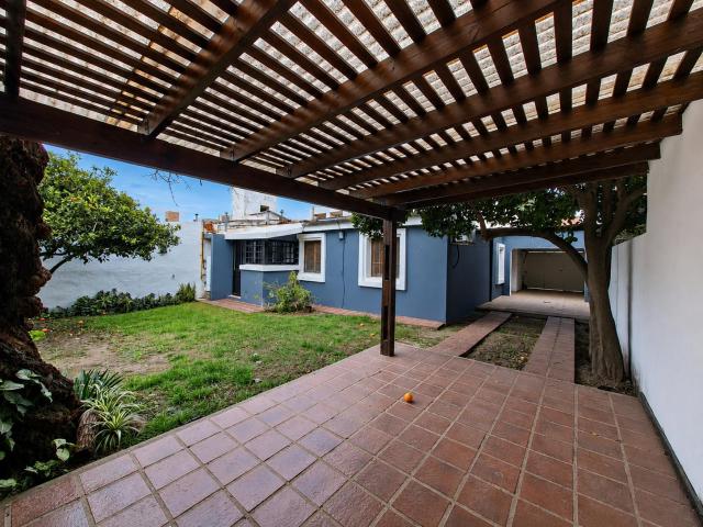 CASA 4 DORM, COCHERA PARA DOS O MAS AUTOS, PATIO QUINCHO A MTROS SHOPP