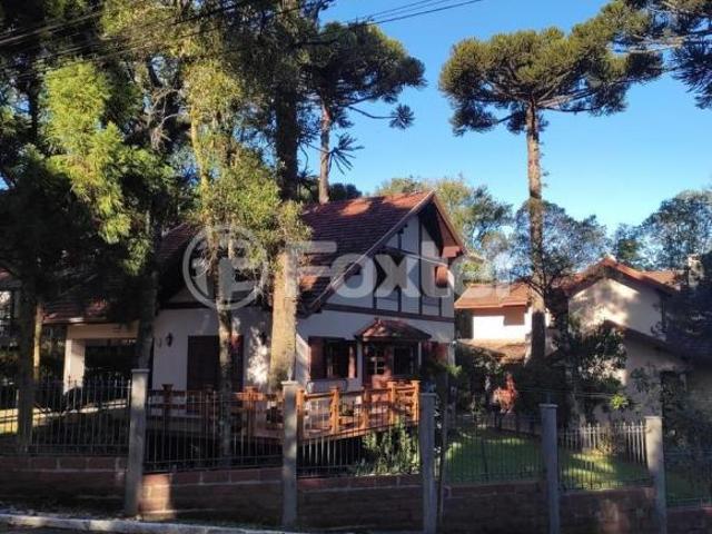 Casa, 4 dormitórios, 220 m², em Planalto