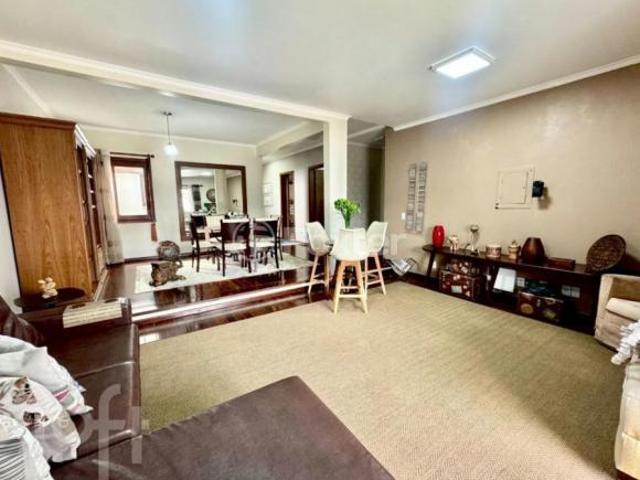 Casa, 4 dormitórios, 275.57 m², em Centro