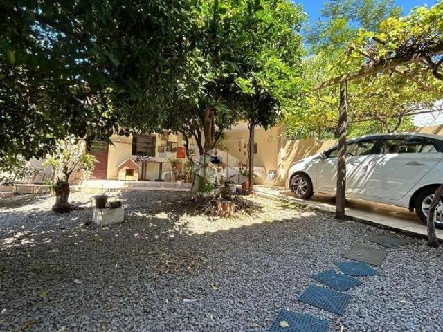 Casa 4 dormitórios, 2 pavimentos, à venda no Bairro Nossa Senhora Medianeira, Santa Maria RS