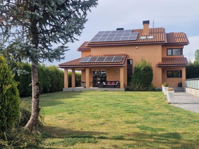 Casa 4 dormitorios 325.00 m2 325m² León