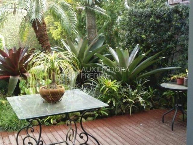 Casa 4 dormitórios com duas vagas no bairro Ipanema