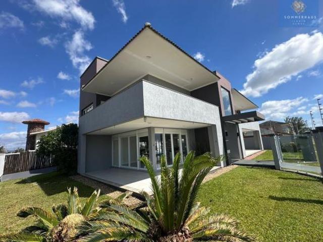 Casa 4 Dormitórios com 560m2