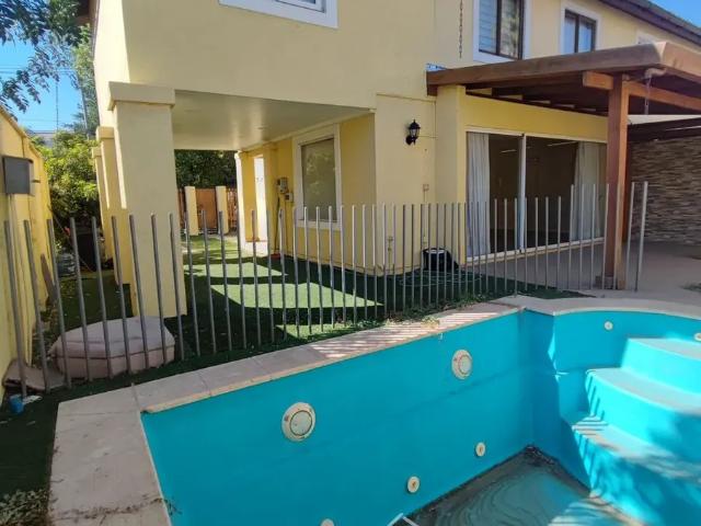 Casa 4 Dormitorios Huechuraba En Destacada Zona Residencial