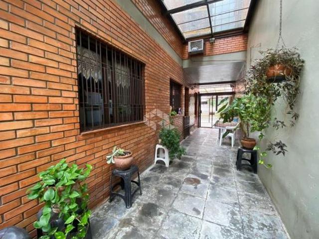 Casa 4 dormitórios no Partenon