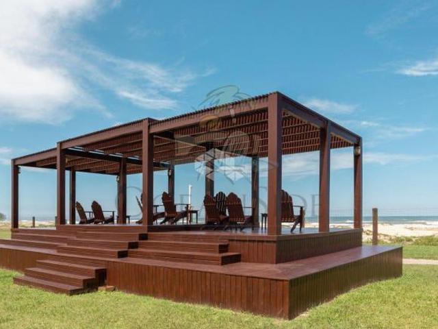 Casa 4 dormitórios suítes no Condomínio Ocean Side em Torres