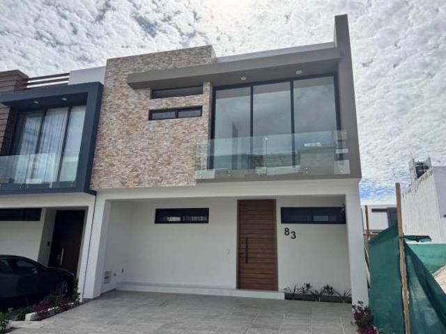 Casa 4 habs y estudio, Coto Almendro Valle Imperial