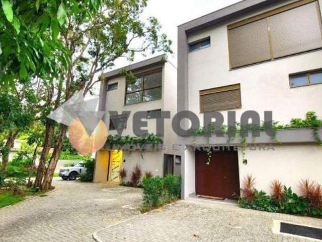 Casa 4 Suítes alto em Condomínio Pé na Areia em Cambrury em São Sebastião