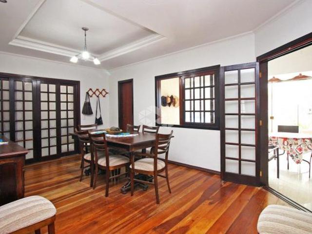 Casa 4 Suítes e 6 vagas de garagem no bairro Jardim Itu