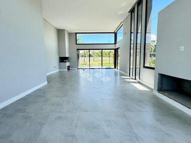 Casa 4 suítes, lareia, adega climatizada, piscina e terreno com 18x33 no condomínio fechado Capão Il