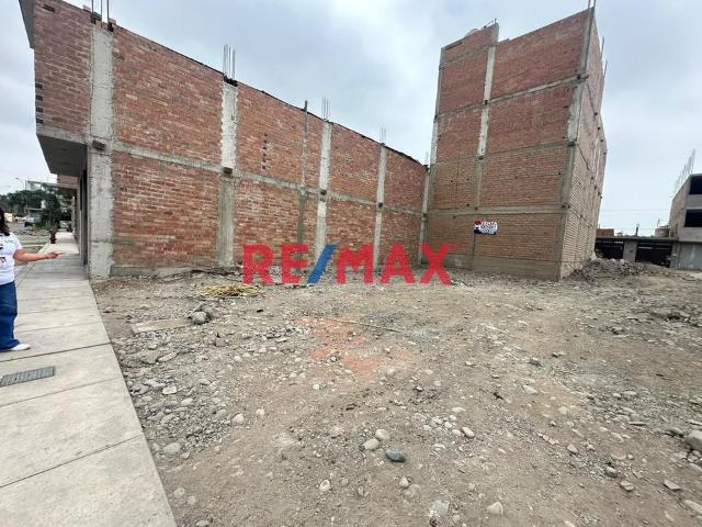 Casa 4 Pisos En El Agustino Cerca A Avenidas Principales