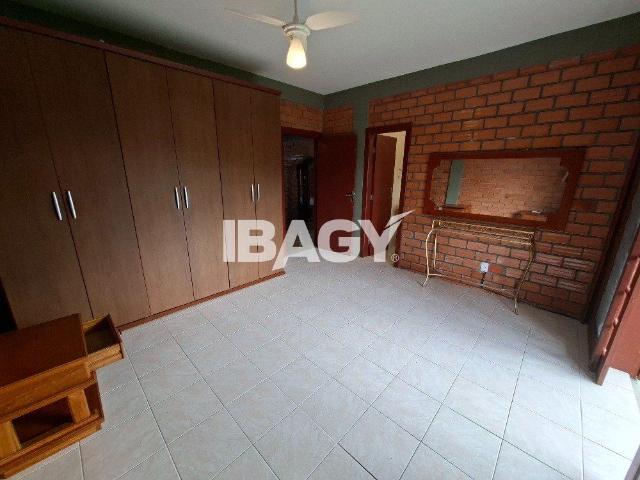 Casa 4 Quartos Sambaqui 224m²