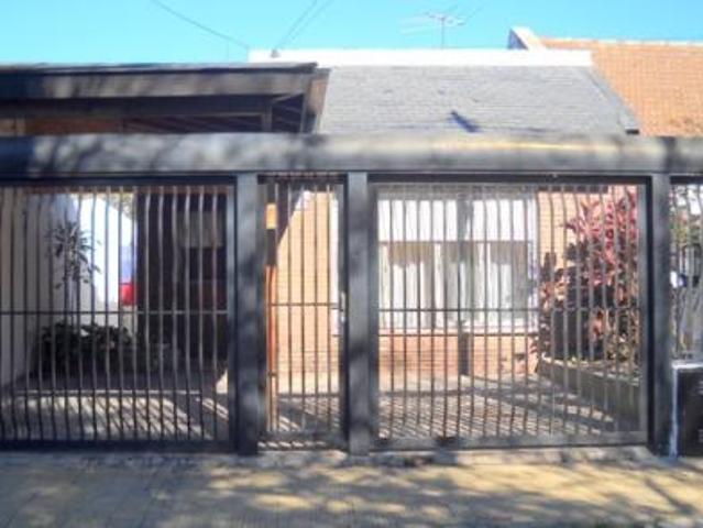 CASA 5 AMB LOTE 7,50 X 50 m2 CON COCHERA, PISCINA Y QUINCHO. en Inmomap