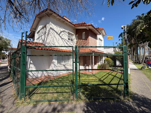 Casa 5 ambientes con pileta en Castelar