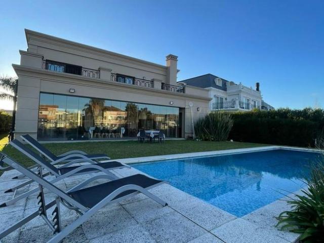 Casa 5 ambientes de categoria, lote a canal, SEMIAMOBLADA, en alquiler Barrio Nuevo Quilmes