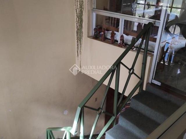 Casa 5 dormitórios 2 suítes de empregada em Petrópolis