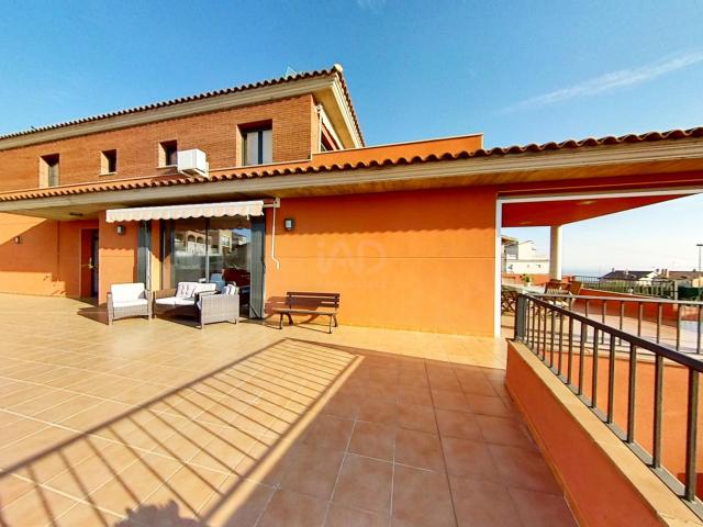 Casa 5 dormitorios 315 m2