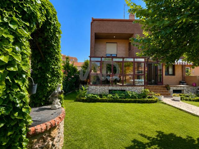 Casa 5 dormitorios 330 m2