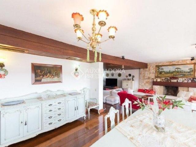 Casa 5 dormitórios 5 suítes, à venda no bairro Três Figueiras, Porto Alegre.
