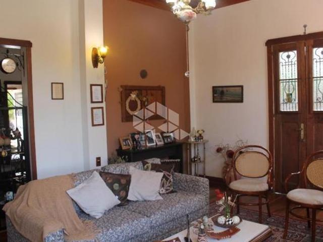 Casa 5 dormitórios, amplo terreno e DM para mais de 4 andares. Centro de Teresópolis
