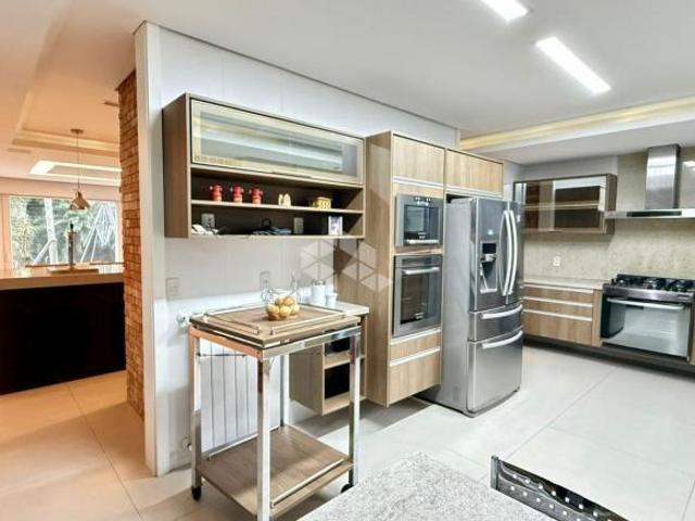 Casa 5 suítes com hidromassagem, dependência, mobiliada e decorada, vaga 3 carros no condomínio resi