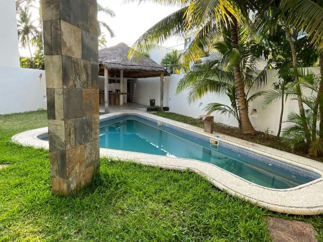 CASA 5 RECAMARAS EN CANCUN/ OPORTUNIDAD/ 580 M2/ SALA DE CINE/ ALBERCA/ SALA DE MASAJES/ PLUSVALIA