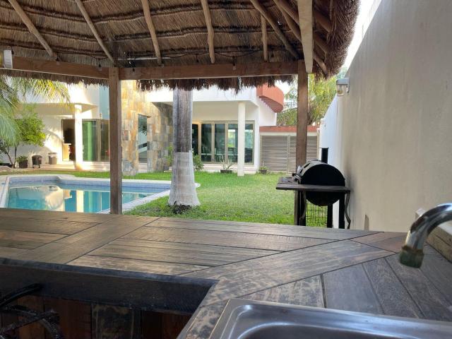 CASA 5 RECAMARAS EN CANCUN/ OPORTUNIDAD/ 580 M2/ SALA DE CINE/ ALBERCA/ SALA DE MASAJES/ PLUSVALIA
