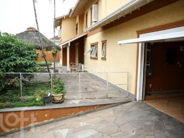Casa, 6 dormitórios, 420 m², em Centro