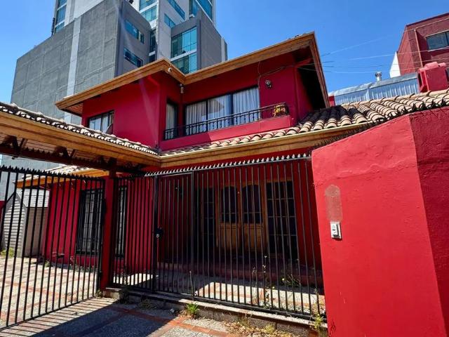 Casa 6 dormitorios,4 baños, uso comercial/habitacional